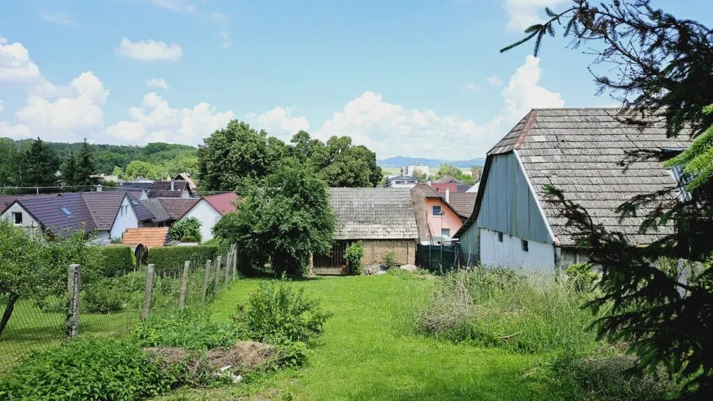 Vidiecka dedina s domami a záhradami
