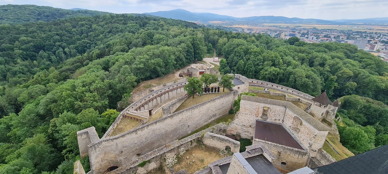 výhľad z veže Trenčianskeho hradu