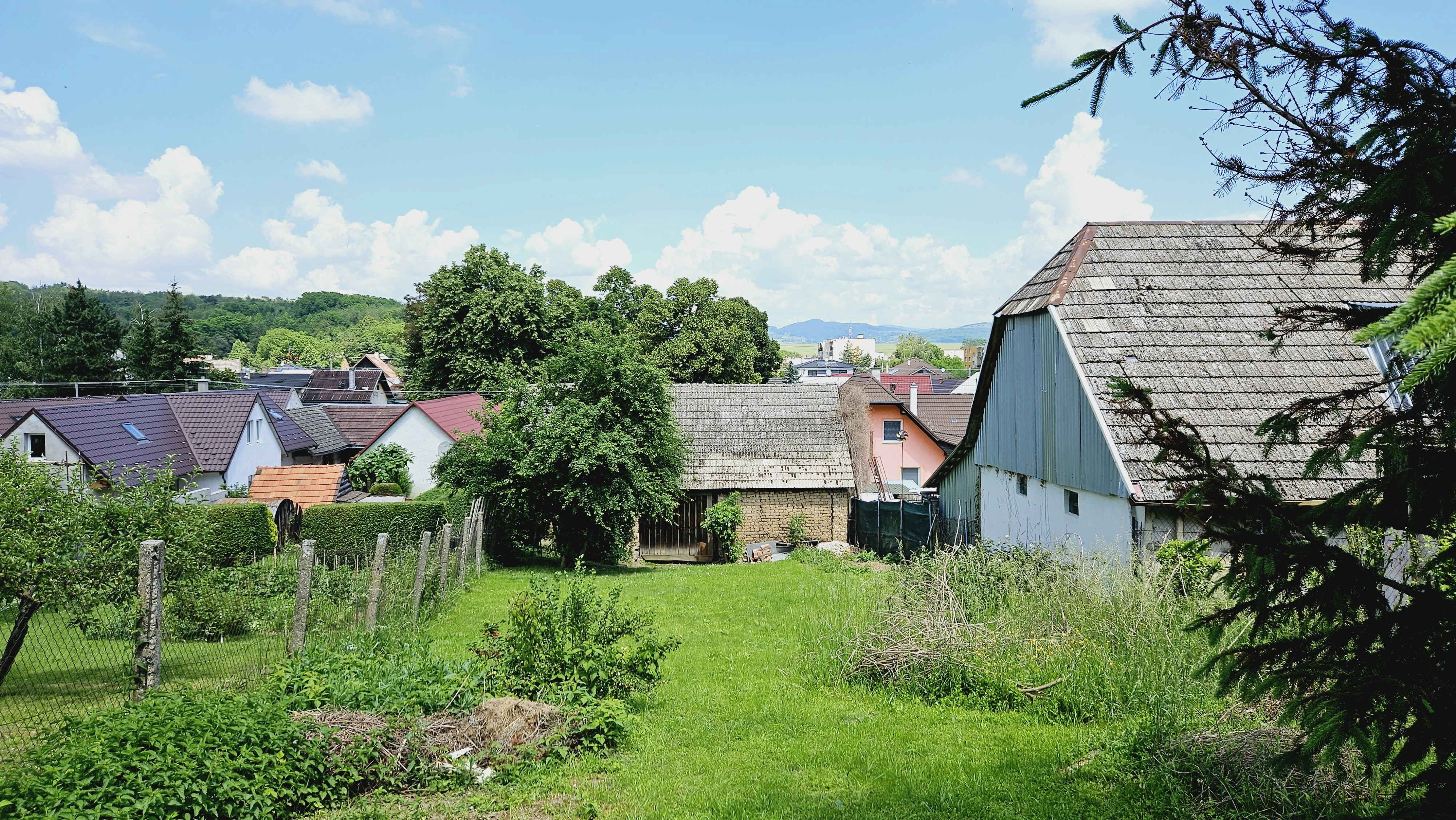 Vidiecka dedina s domami a záhradami