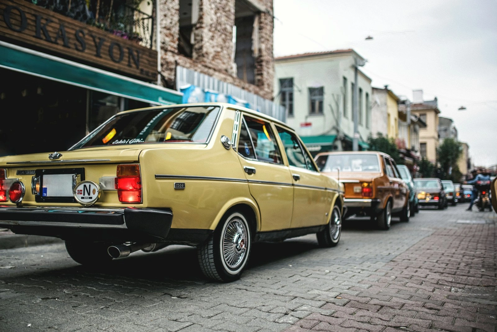 žlté auto zaparkované na kraji cesty